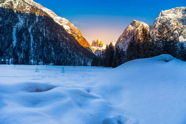 Jendela di tre Cime di Lavaredo, Tiga Puncak di waktu musim dingin , — Stok Foto