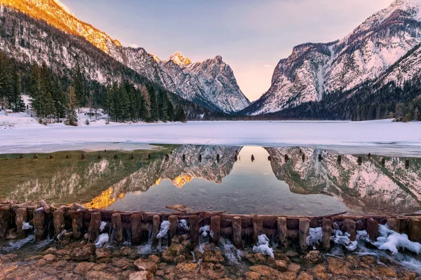 Dobbiaco Lake in de Dolomieten, prachtige natuur, natuurlijke winter — Stockfoto