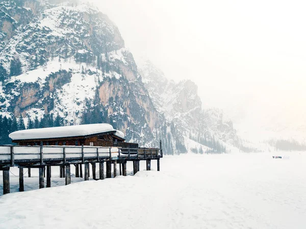 Braies See im Schnee eingebettet. Magische Ecke der Dolomiten, — Stockfoto