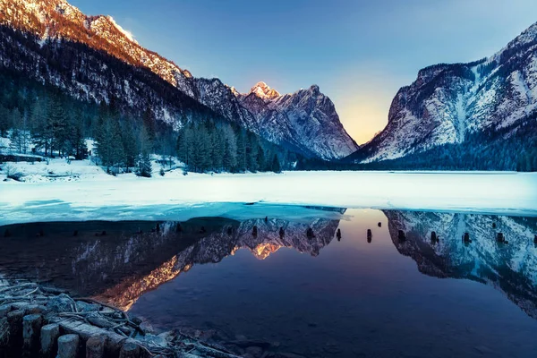 Dobbiaco Lake in de Dolomieten, prachtige natuur, natuurlijke winter — Stockfoto