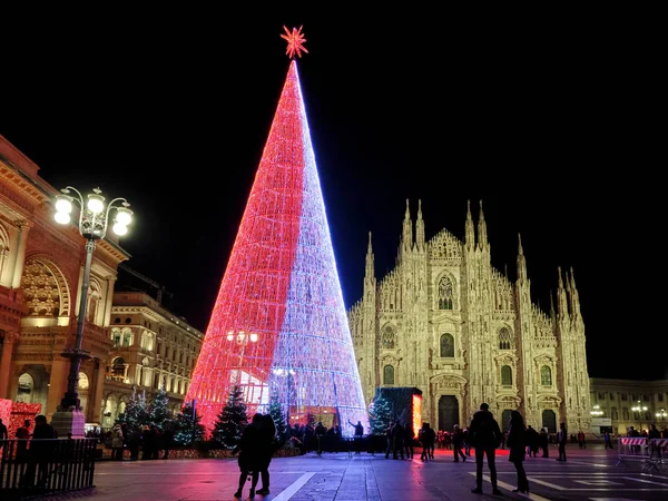 Milano katedralinin önündeki dijital Noel ağacı