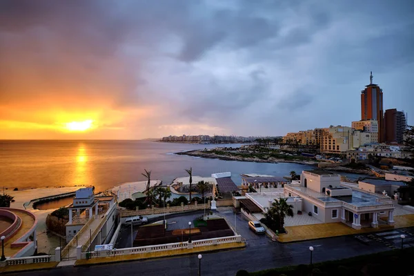 Hermosa vista panorámica del horizonte de Malta al amanecer — Foto de Stock