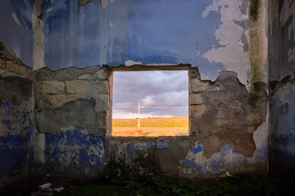 Smettila di guardare le pareti, guarda fuori dalla finestra. — Foto Stock