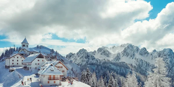 Pemandangan Santuario Della Madonna Del Lussari Tertutup Salju Tarvisio Friuli — Stok Foto