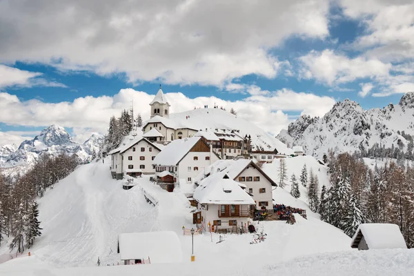 Monte Lussari 'nin panoramik manzarası, İtalya' nın Alplerindeki cennet gibi dağ köyü.
