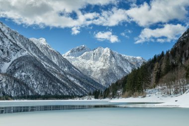 Predil Gölü ve Alpler 'in panoramik manzarası, Tarvisio, İtalya
