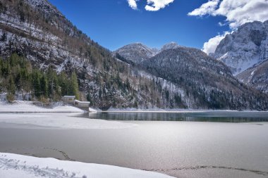 Predil Gölü ve Alpler 'in panoramik manzarası, Tarvisio, İtalya