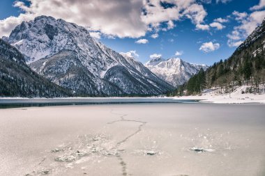 İtalya, Tarvisio çevresindeki Predil Gölü ve Alpler 'in panoramik manzarası