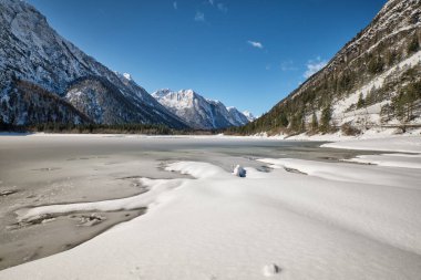 İtalya, Tarvisio çevresindeki Predil Gölü ve Alpler 'in panoramik manzarası