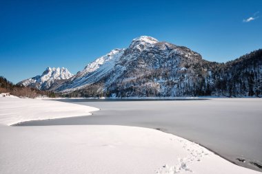 Predil Gölü 'nün panoramik manzarası, Tarvisio çevresindeki beş tepe ve Alpler, Friuli Venezia Giulia, İtalya