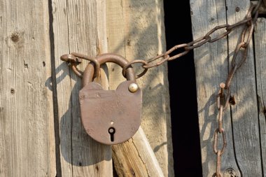 paslı eski ahşap bir kapı kilidi