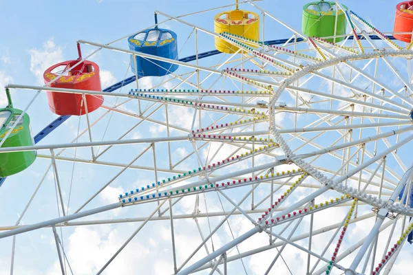Een stuk van de carrousel op de achtergrond van hemelsblauw — Stockfoto