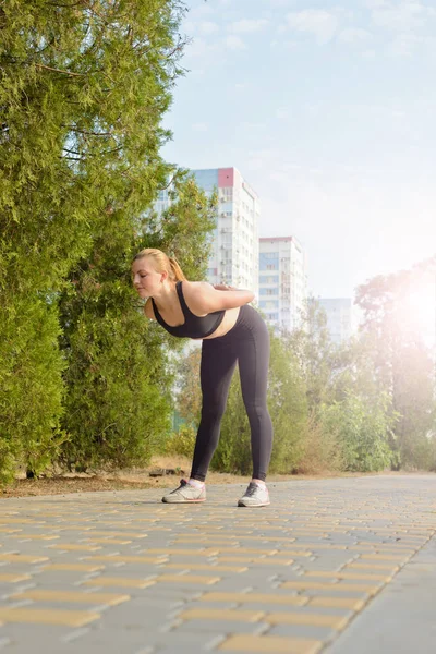 Fitness and sports outdoors in urban environment — Stock Photo, Image