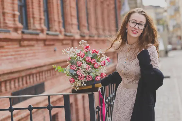 Våren promenad av en flicka med en blombukett — Stockfoto