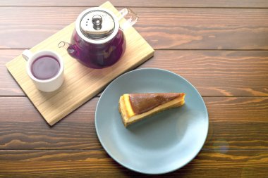 Kırmızı meyve çay ve çikolata cheesecake su ısıtıcısı