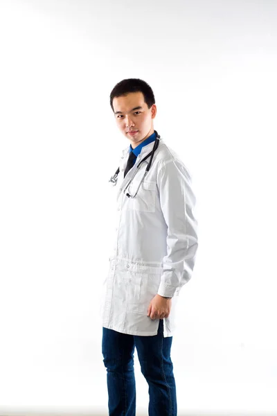 Estúdio retrato de um asiático médico . — Fotografia de Stock