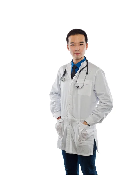 Um jovem médico com um roupão branco . — Fotografia de Stock