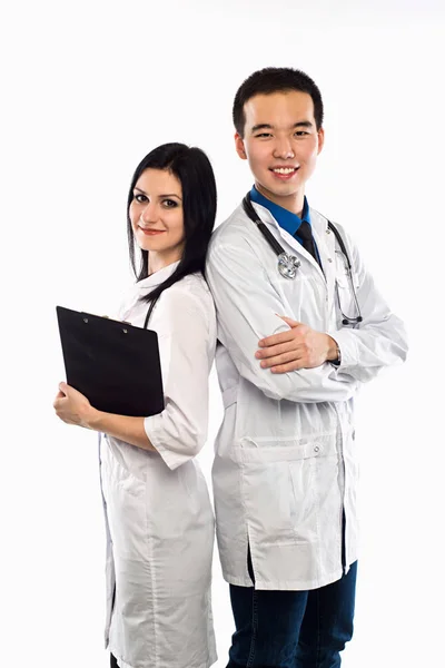 Glückliches Team von zwei Ärzten, die Rücken an Rücken mit Armen fol — Stockfoto