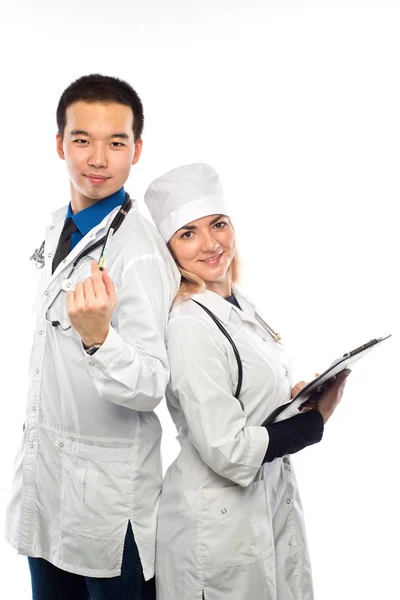 Portrait studio de jeunes médecins en uniforme — Photo