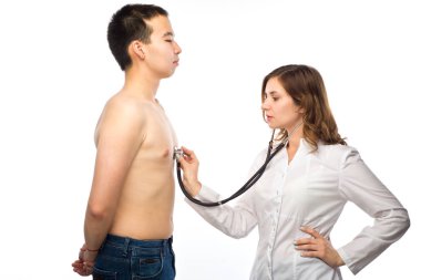 Yaşlı hastanın brea Asyalı kadın Doktor dinle, yakın çekim