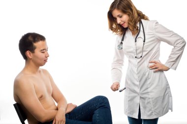 Bir kadın hasta kullanma diz refleksi test nörolog bir 