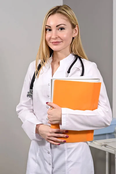 Retrato de um jovem médico no corredor — Fotografia de Stock