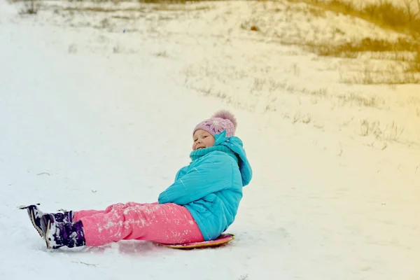 かわいい少年は、笑みを浮かべながら彼はそり — ストック写真