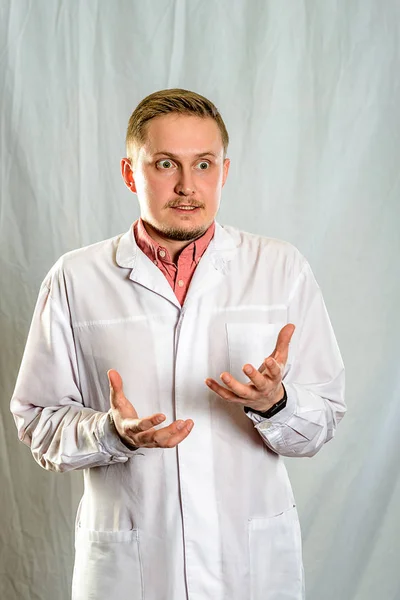O retrato do jovem médico vestindo casaco branco . — Fotografia de Stock
