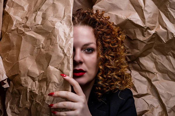 Belle Fille Aux Cheveux Roux Bouclés Aux Lèvres Rouges Recouverte — Photo