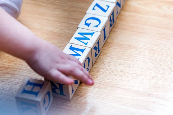 Bébé Joue Avec Des Cubes Bois Avec Des Lettres Colorées — Photo