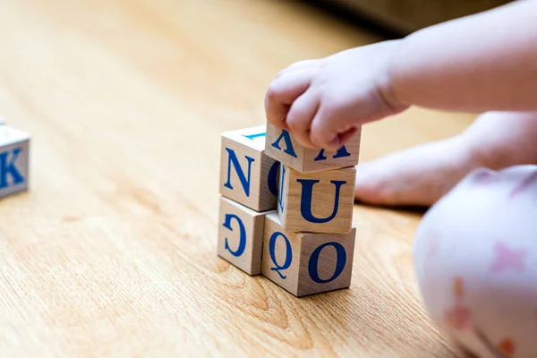 Bébé Joue Avec Des Cubes Bois Avec Des Lettres Colorées — Photo