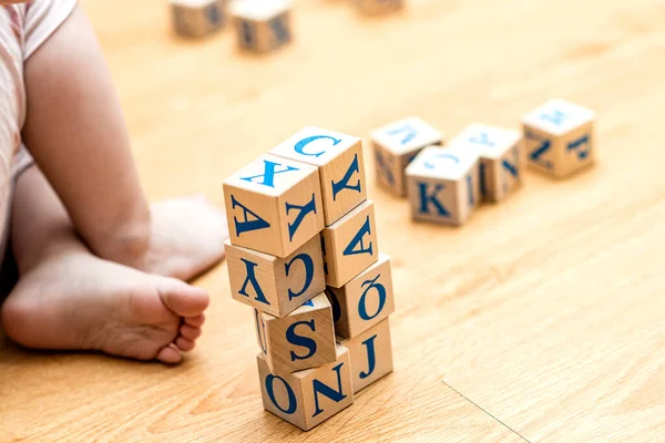 Ababy Játszik Kockák Színes Betűkkel Padló Háttér — Stock Fotó