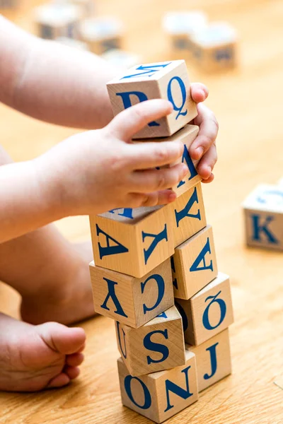 Ababy Joue Avec Des Cubes Bois Avec Des Lettres Colorées — Photo