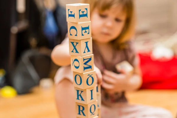 Bébé Joue Avec Des Cubes Bois Avec Des Lettres Colorées — Photo