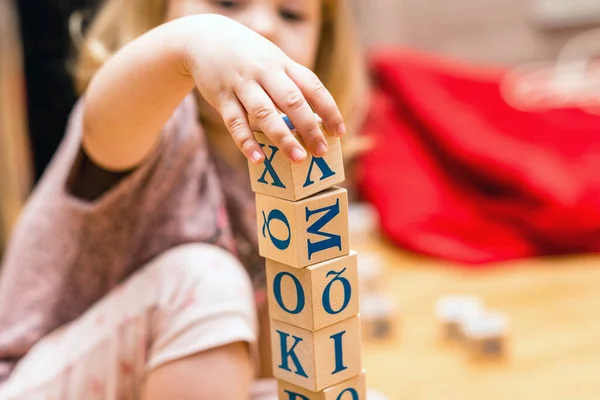 Baba Játszik Kockák Színes Betűkkel Padló Háttér — Stock Fotó