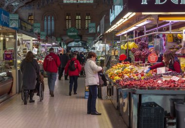 Valencia Merkez Pazarı 'ndaki (İspanya) güncel bir günün sahnesi)