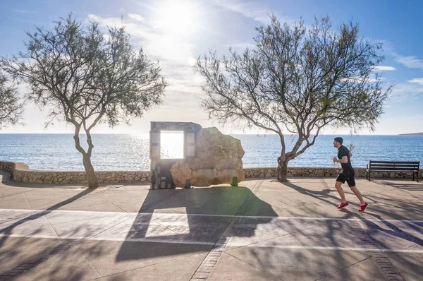 Hombre Corriendo Por Paseo Cala Millor Amanecer Día Soleado Mar — Foto de Stock