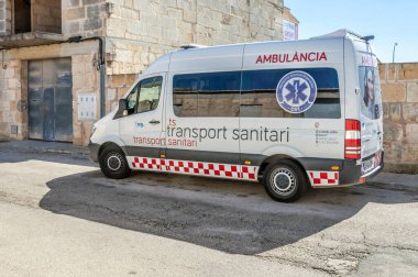 Mallorca adasından bir ambulans, Campos köyünde bir sokağa park edilmiş.