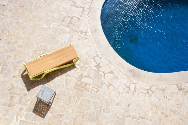 Hamaca Verde Amarilla Con Mesa Metal Una Piscina Vacía Sol —  Fotos de Stock