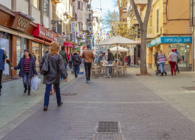 Görüntü: Calle de los Olmos Palma de Mallorca 'da, insanlar yürüyor, dükkanlar, teraslar ve alışveriş