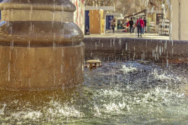 Fuente Con Agua Primer Plano Con Fondo Del Mercado Callejero —  Fotos de Stock