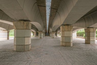 İspanya, Valencia Turia Nehri Parkı 'ndaki bir köprünün sütunları.