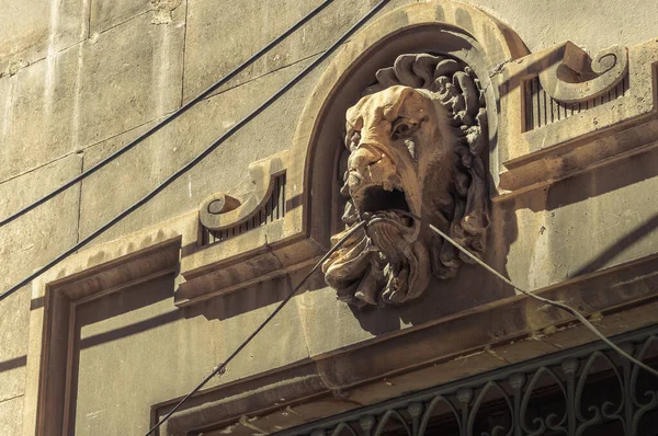 Голова Лева Скульптурна Камені Фасаді Висячими Його Рота Дротами — стокове фото