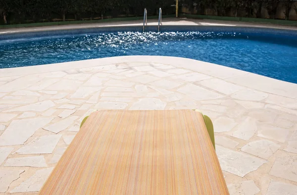 Rede Verde Solitária Uma Piscina Dia Ensolarado — Fotografia de Stock