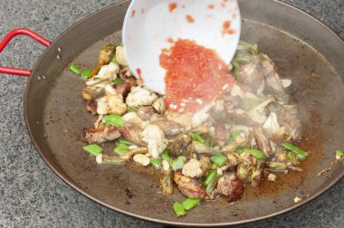 Paella hazırlıyorum. Ezilmiş domatesin hafif hareket bulanıklığı