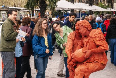İki insan heykeli ve sokaktaki insanların şaşkınlığı. Madrid, İspanya