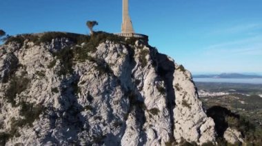 Sabahın köründe Sant Salvador Sığınağı 'nın hava manzarası. Mallorca (İspanya)