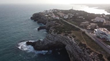 Mallorca sahilinin havadan görüntüsü. Kayalıklar, dalgalar ve binalar. İspanya