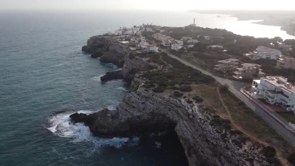 Letecký Pohled Pobřeží Mallorky Útesy Vlny Budovy Španělsko — Stock video