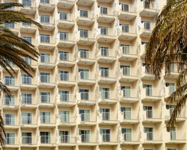 Mallorca adasında kapalı bir otelin önünde. Düşük mevsimlik turist görüntüsü